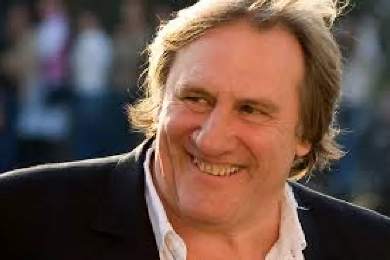Actorul Gerard Depardieu bea zilnic 12-14 sticle de vin bun ca sa fie vesel si vioi