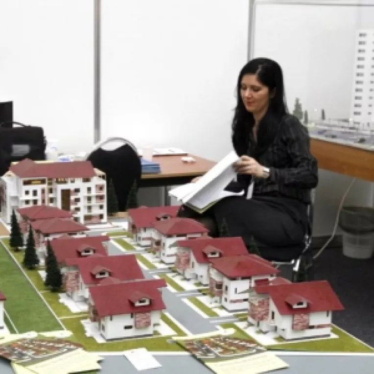 Amplasat in Tunari, proiectul "Garsoniera cu gradina", dupa model englezesc, este gandit ca masura de raliere la programul "Prima Casa"