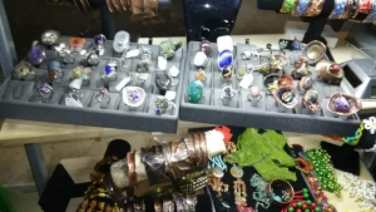 Bijuteriile de la standul lui Valentin Nichifor de la Targul de Craciun de la MTR unt inedite