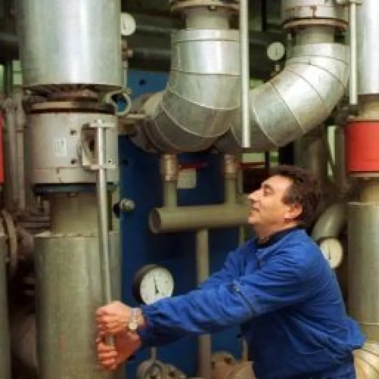 Ca sa platim mai putin la intretinere la iarna,
Guvernul ia caldura la control