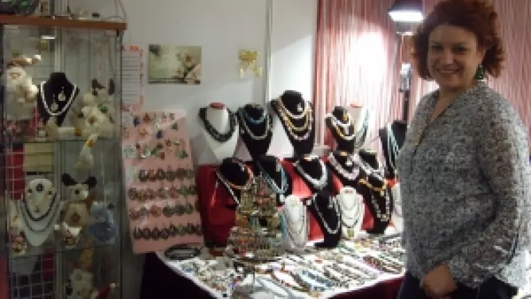 Carmen Gherghe: "Perlele colorate si brosele de Craciun au mers bine la targul de la Sala Dalles!"