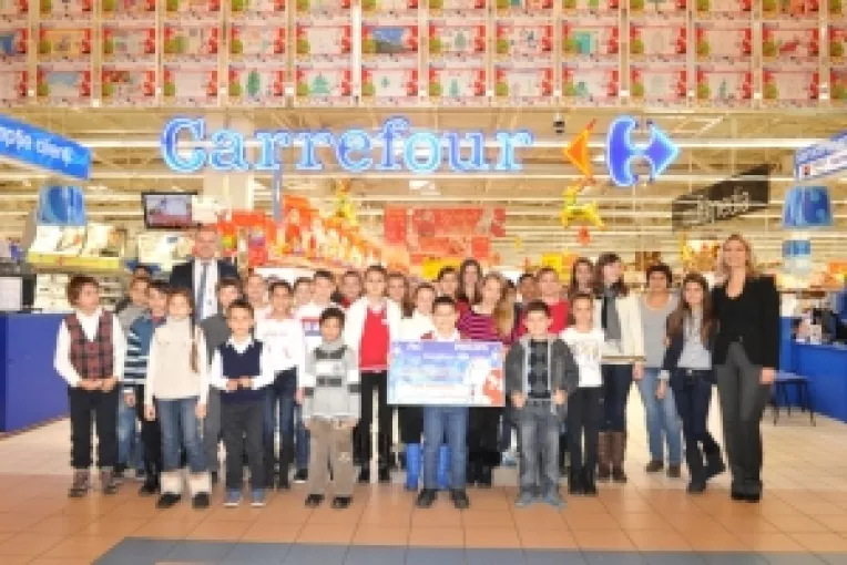 Carrefour Romania a premiat copiii talentati din clasele 0 - VIII, in cadrul Concursului de desene Craciun 2013