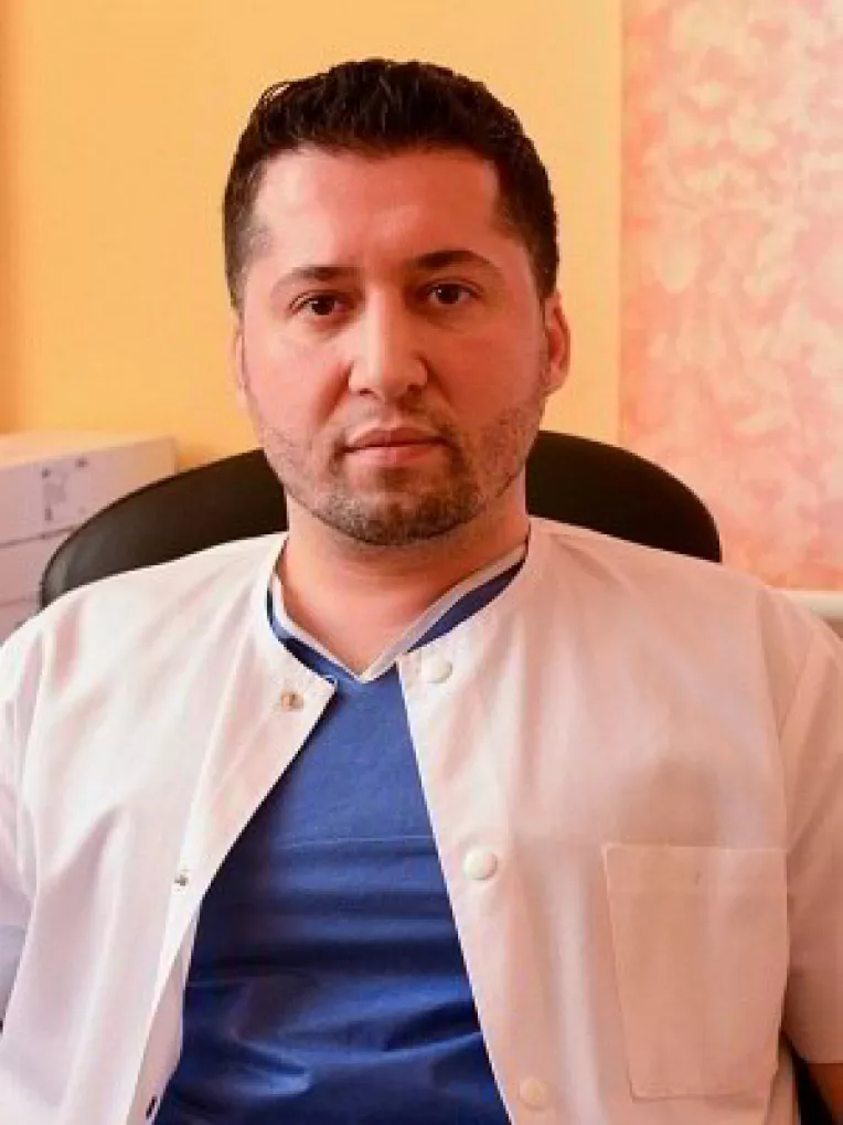 Dr. Yussef Chawi face reconstructii mamare femeilor care au suferit de cancer la san, dar si operatii estetice de ridicare si marire a sanilor