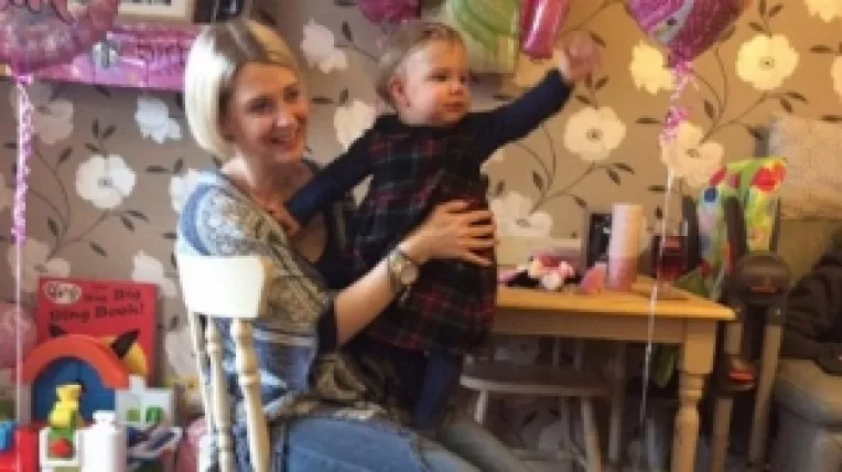 Dupa ce a pierdut 16 sarcini, o mama de 32 de ani a nascut o fetita care a murit in urma meningitei