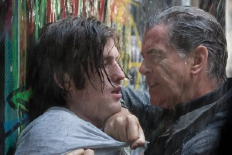 Filmul I.T., cu Pierce Brosnan in rolul principal, ruleaza deja in cinematografele din Romania