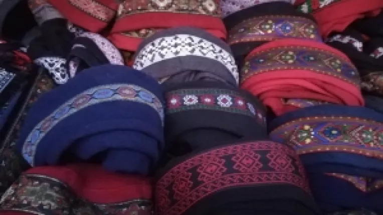 La standul sotilor Roxana si Silviu Batariuc din curtea MTR, cusme bizantine, etno si de inspiratie ruseasca