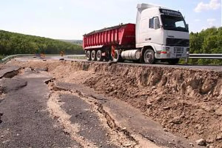 Lucrari amanate la drumul de la Dealu Mare.