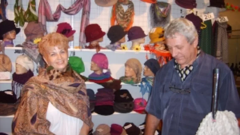 Mariana Panu, de la firma Memphis, din Galati: "Saluri din casmir cu matase, esarfe din vascoza si sepci din piele cu blana in interior!"