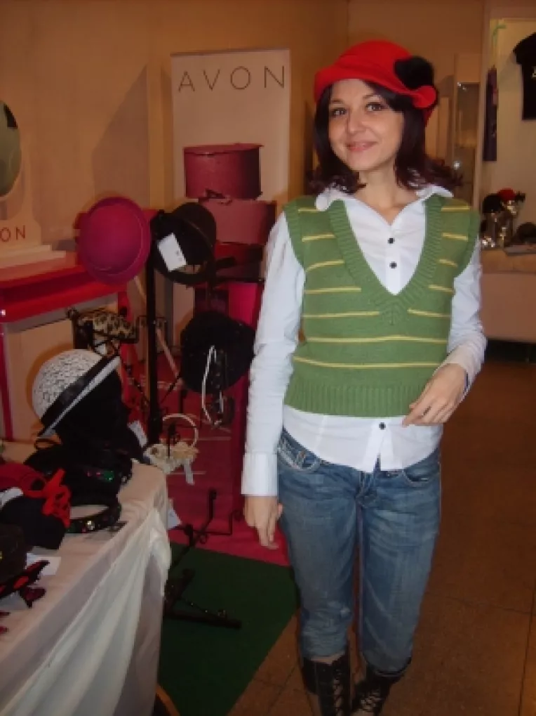 Mihaela Hotaru creeaza palarii si accesorii chic vintage, pe care le gasiti la Sala Dalles
