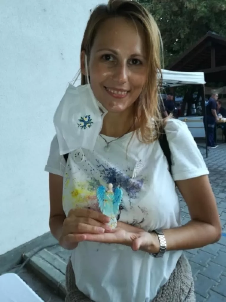 Miki Pereanu creeaza ingeri din ceramica si doneaza o parte din ce castiga copiilor bolnavi de autism