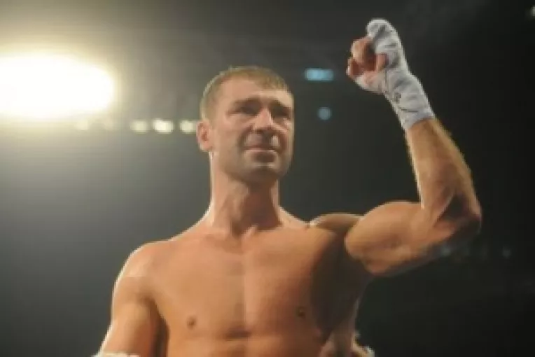 Pentru ca a bagat capul in poza lui Bute: Elena Udrea merita huiduiala celor 10.000 de romani 