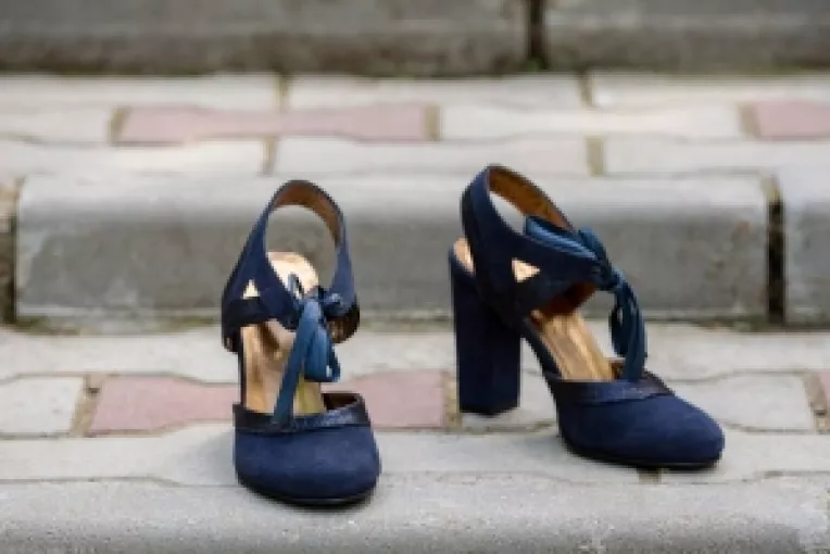 Perfect Legs Shoes va propune sa purtati in aceasta toamna o pereche minunata de pantof-sanda din piele intoarsa si piele sidef bleumarin