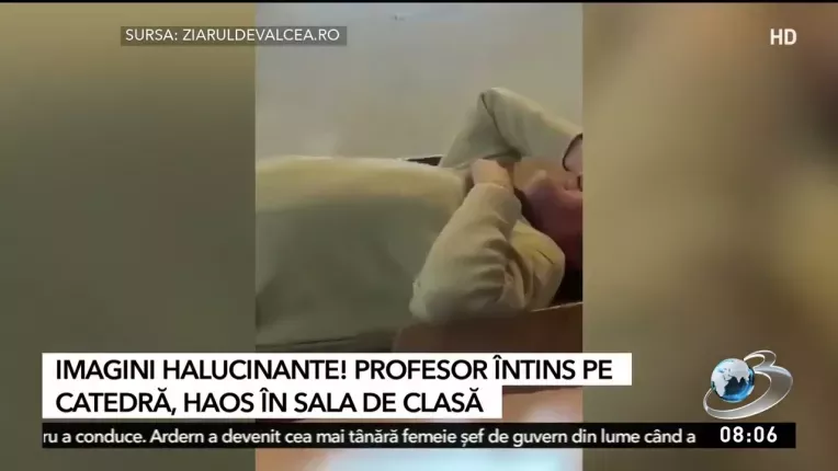 Profesor intins pe catedra si elevii fac tumbe in timpul orei. E halucinant!