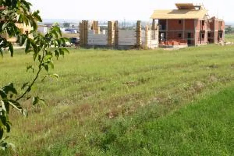 Scade pretul terenurilor