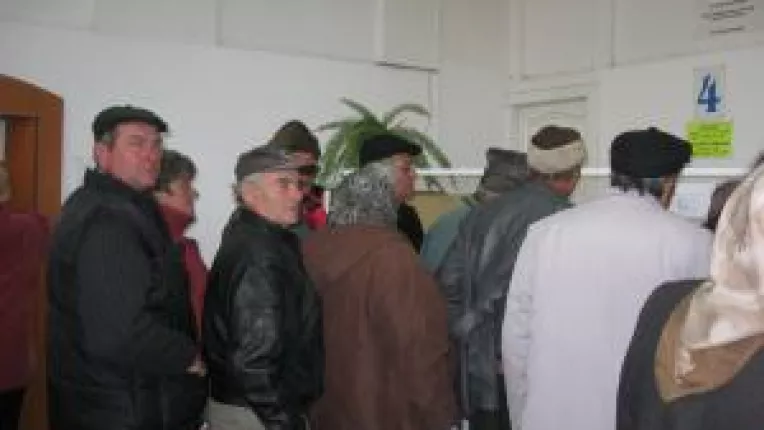 Un salariat munceste pentru doi pensionari