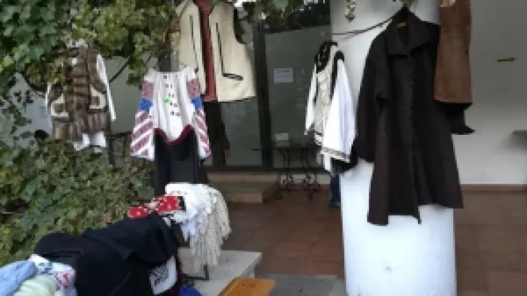 Veronica Hojbota din Suceava participa la targul de Sanmedru cu ii vechi si caciuli de lana